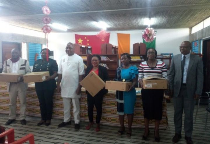 Des vidéoprojecteurs pour les clubs des élèves amis de la Chine